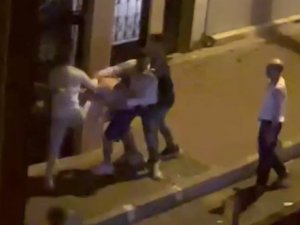 Fatih’te 3 Kişinin 1 Kişiyi Öldüresiye Dövdüğü Anlar Kamerada