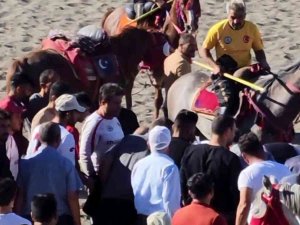 Cirit Müsabakasında Atlar Çarpıştı, Yerde Kalan Sporcunun Üzerinden At Geçti