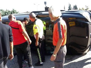 Tur Minibüsü Hasta Nakil Minibüsüne Arkadan Çarptı; Şoför Yan Yatan Minibüsten Kendi Çıktı