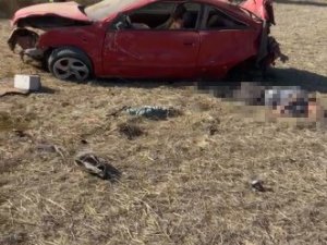 Otomobil Taklalar Atarak Şarampole Uçtu: 1 Ölü, 2 Yaralı