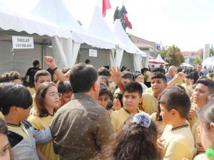 Kitap Fuarı Açılışında ’Hediye Çeki’ Çılgınlığı