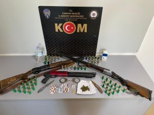 Polis Silah, Kelepçe Ve Uyuşturucu Ele Geçirdi: 2 Gözaltı