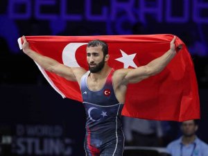 Barü’lü Milli Güreşçi Burhan Akbudak, Dünya Şampiyonu Oldu