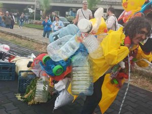 Çevre Kirliliğine Dikkat Çekmek İçin Sıra Dışı Bir Etkinliğe İmza Attı