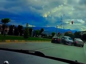 Kırmızı Işıkta Bekleyen İki Otomobile Böyle Çarptı