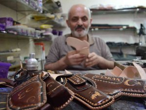 33 Yıldır Tabancalara İşlemeli Kılıf Üretiyor