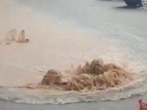Kocaeli’de Sağanak Yolları Göle Döndürdü