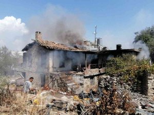 Manavgat’ta 100 Yıllık Tarihi Ev Küle Döndü