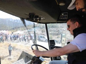 Burdur Valisi Arslantaş Takep Çerçevesinde Ayçiçeği Hasatını Başlattı