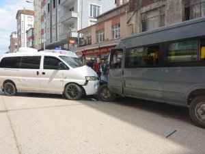Ordu’da Minibüsler Çarpıştı: 2 Yaralı