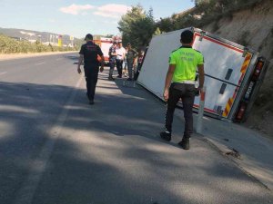 Kamyonet Devrildi: 2 Yaralı