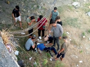 Otomobilin Çarptığı Motosiklet Sürücüsü Kanala Uçtu