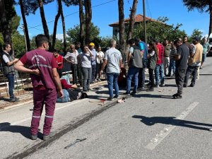 Otomobilin Çarptığı Elektrikli Bisikletteki 2 Kişi Yaralandı