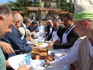 Amasya’da Vatandaşlara Ahi Pilavı Dağıtıldı