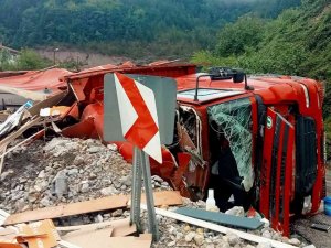Devrilen Tır Alevlere Teslim Oldu, Vatandaşlar Kovalarla Su Taşıdı