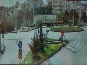 Otomobil İle Tır Çarpıştı, Kaza Anı Kameraya Yansıdı