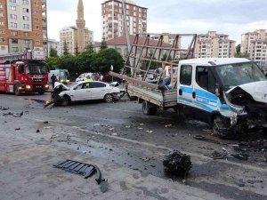 Kayseri’de 3 Araç Çarpıştı, Ortalık Savaş Alanına Döndü: 1’i Ağır 3 Yaralı