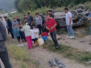 Takla Atan Otomobildeki 5 Kişi Yaralandı