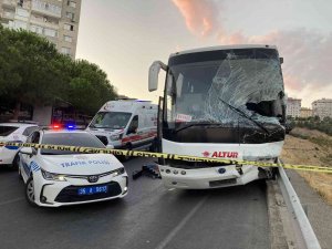 İ̇zmir’de Yolcu Minibüsü İle Servis Aracı Çarpıştı: 1 Ölü, 6 Yaralı