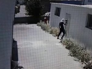 Hırsızlık Yaptı, Parmak İzi Kalmasın Diye Kapıyı Sildi