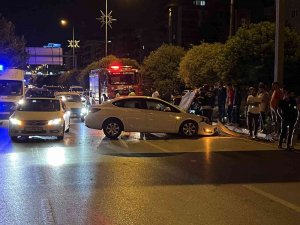 Manisa’da Kontrolden Çıkan Otomobil Refüje Çarptı