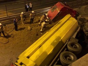 Kadıköy Çevre Yolunda Freni Boşalan Hafriyat Yüklü Kamyon Yola Devrildi