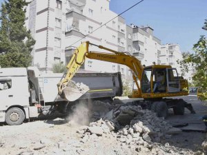 Kuşadası’nda Yollar Yenilenmeye Devam Ediyor