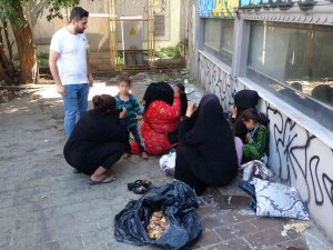 Çöpten Yemek Yeme Numarasıyla Duygu Sömürüsü Yapan Dilenciler Böyle Yakalandı