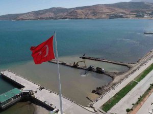 Van Gölü Dip Çamurundan Temizleniyor