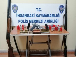 Polisin Arama Yaptığı Ev Ve Araçta 3 Adet Ruhsatsız Silah Ele Geçirildi: 1 Gözaltı