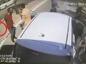 Otobüs Şoförüyle Otomobil Sürücüsünün Sopalı Kavgasını Vatandaşlar Ayırdı