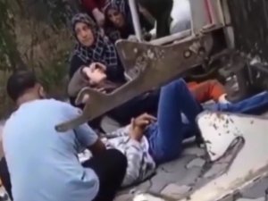 Sancaktepe’de Elektrikli Bisikletin Freni Boşaldı, 5 Kişilik Aile Savrularak Kamyonete Çarptı