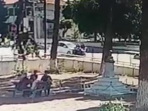 Elektrikli Bisikletteki 2 Kişinin Yaralandığı Kaza Anının Görüntüleri Ortaya Çıktı