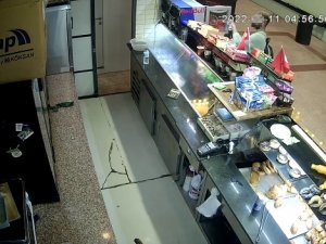 Beyoğlu’nda Bir Garip Hırsızlık: Büfeden Çaldığı İçecekleri Aynı Büfeye Satmaya Çalıştı