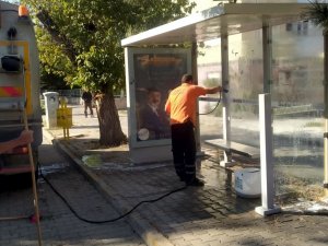 Gediz’de Otobüs Durakları Temizlendi