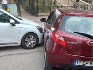 Lise Önünde Yaşanan Kazada Şans Eseri Ölen Ya Da Yaralanan Olmadı