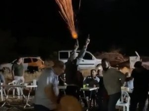 Davula Ritim Tutan Şahıs, İki Eline Aldığı Silahla Havaya Ateş Açtı