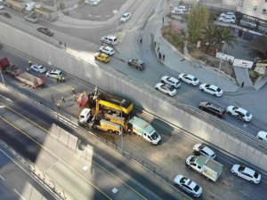Kadıköy’de Devrilen Hafriyat Kamyonu 8 Saatlik Çalışma Sonucu Kaldırıldı