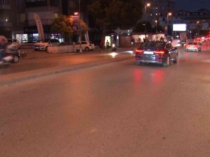 Kadıköy’de Otomobile Çarpan Moto Kurye Yerde Metrelerce Sürüklendi