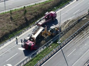Arnavutköy’de Hafriyat Kamyonu Otomobile Çarpıp Yan Yattı