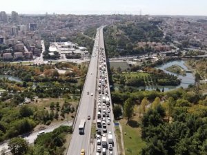 Sadabad Viyadüğü’nde Kamyonet Devrildi: Kilometrelerce Trafik Oluştu