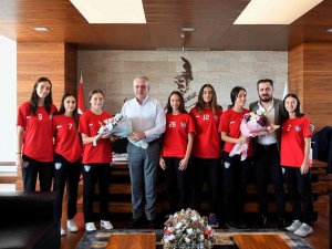 Başkan Esen’den Kadın Hentbol Altyapı Takımına Destek Sözü