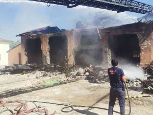 Erciş’te Atıl Durumdaki Binada Yangın