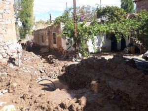 Kanal Borusu Patladı, Evleri Su Bastı