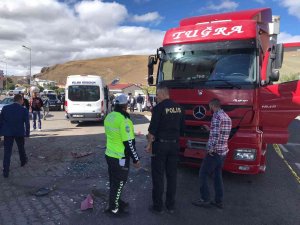 Çıldır’da Öğrenci Servisi İle Tır Çarpıştı