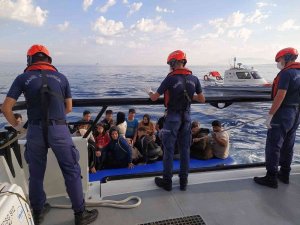 İ̇zmir Açıklarında 59 Düzensiz Göçmen Kurtarıldı, 39 Göçmen Yakalandı