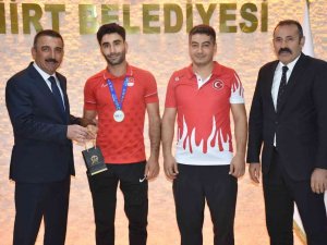 Siirt Valisi Hacıbektaşoğlu, Milli Sporcuyu Altınla Ödüllendirdi