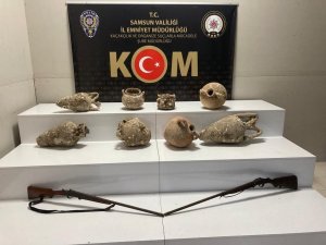 Kom Polisi 8 Adet Amfora Küp Ve Tüfek Ele Geçirdi