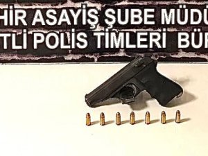 Kaçan Şüphelinin Üzerinde Silah Ele Geçirildi