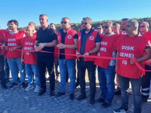Belediyenin Protesto Tabelasının Açılışını Zam İsteyen İşçiler Kurdele Keserek Yaptı